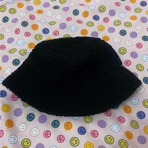 BLACK SHERPA BUCKET HAT